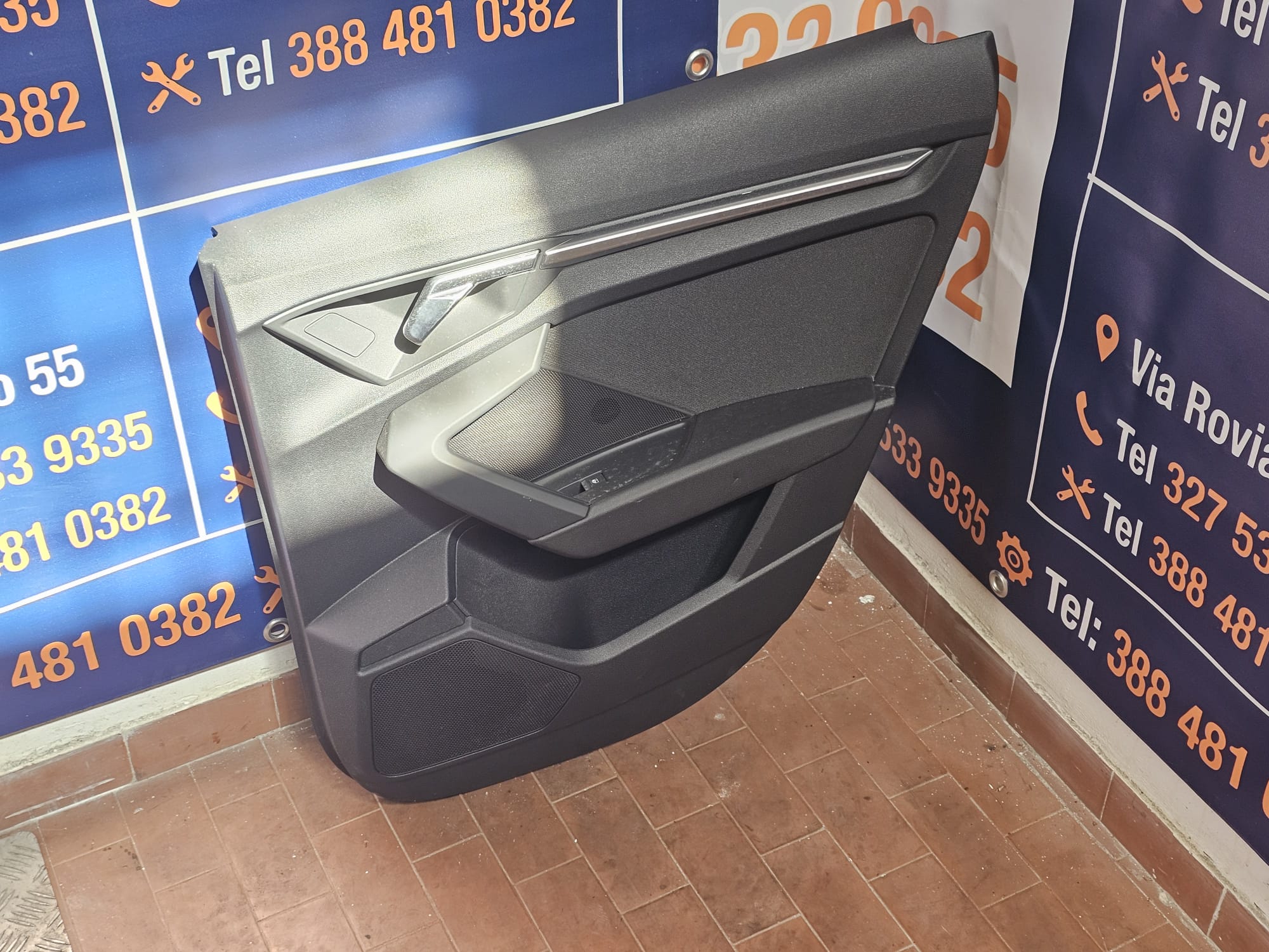 RIVESTIMENTO DELL PANNELLO DELLA PORTA POSTERIORE DX A3 8Y