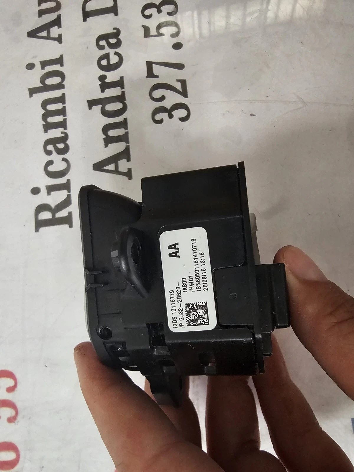 Pulsante Freno a Mano Elettrico Range Rover Evoque /Discovery Sport GJ32-2B623AA - immagine 2